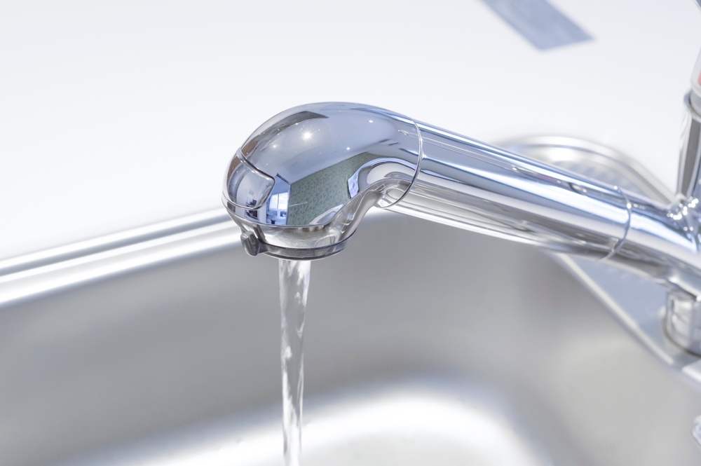 How can you keep sink edges cleaner between deep cleanings?